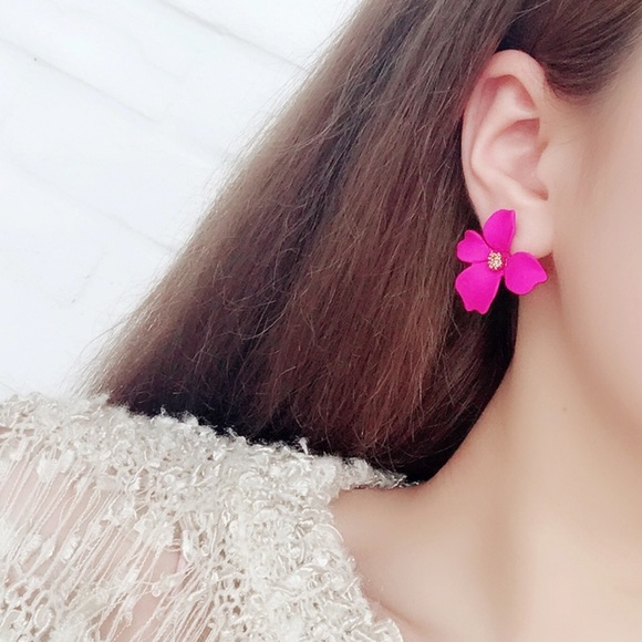 Neon pink flower earrings - Picture 3 of 5